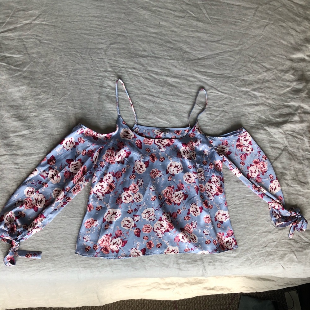 Shoulder-less flower top